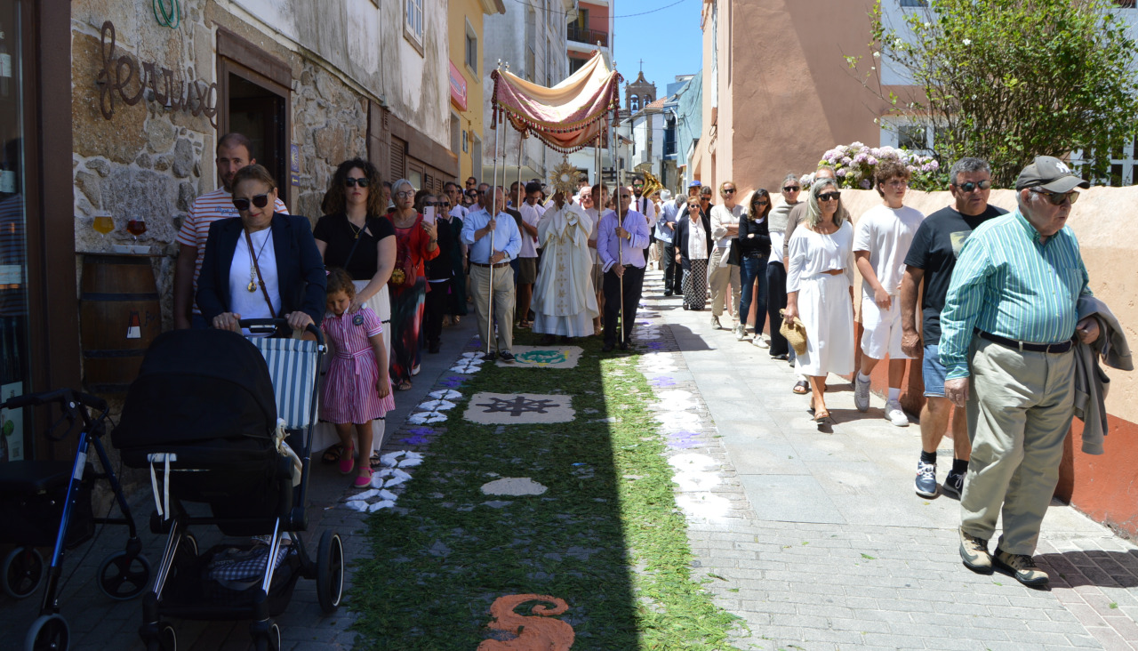 La imagen del Corpus Christi desfiló por las céntricas calles de Corrubedo adornadas con alfombras y acompañada de la Banda de Música de Cee