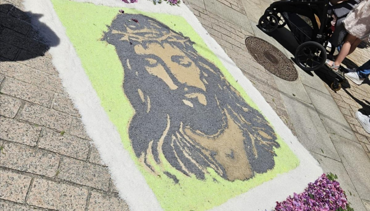 Las alfombras de Corpus de Corrubedo también incluyeron motivos religiosos, como fue el del rostro de Cristo, entre otros