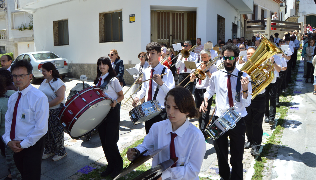 La imagen del Corpus Christi desfiló por las céntricas calles con alfombras en Corrubedo acompañada de la Banda de Música de Cee