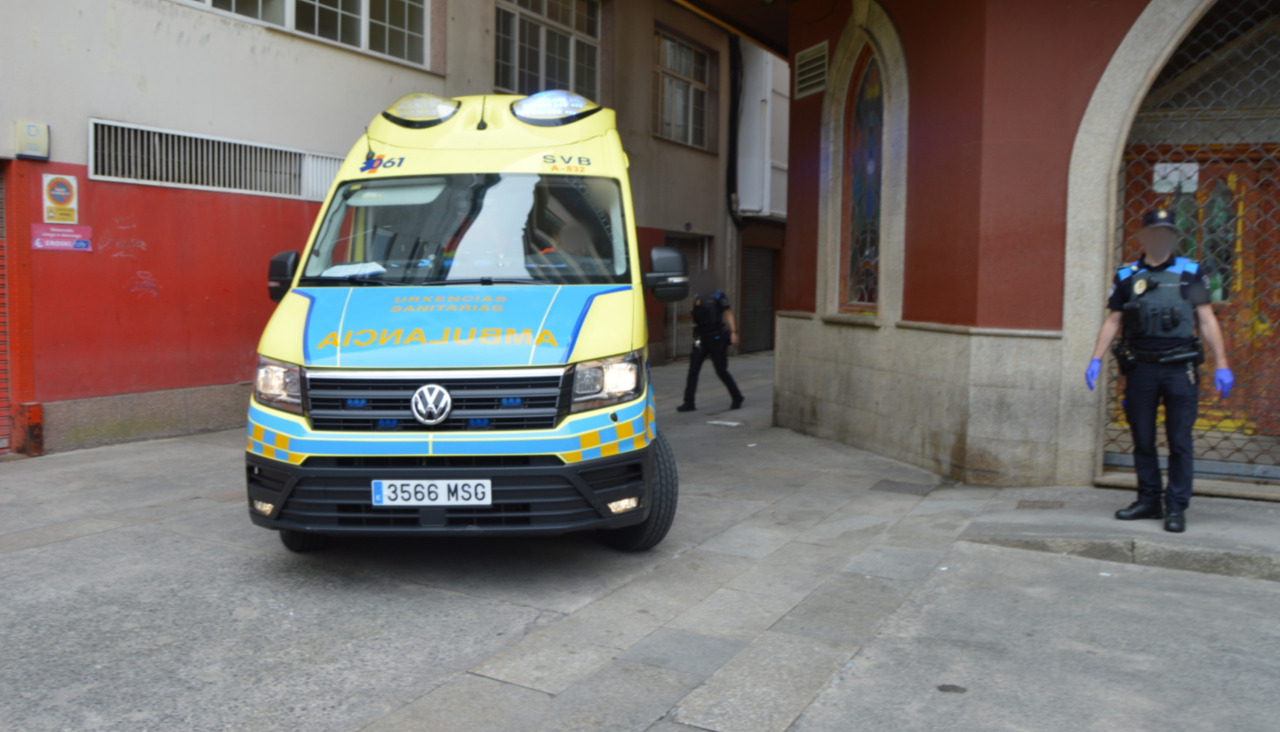 Una ambulancia asistencial del 061 acudió al lugar del atropello y, tras atender y recoger a la víctima, la llevó al servicio de Urxencias del Hospital do Barbanza
