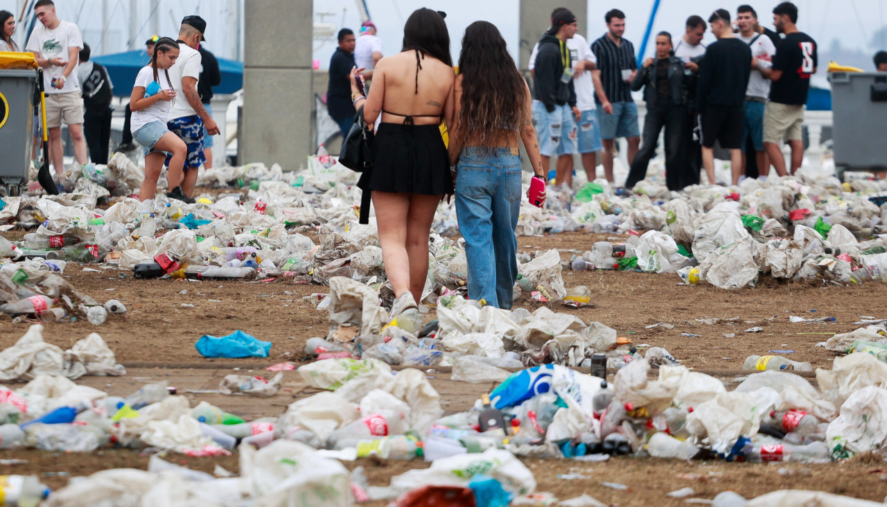 Restos del botellón en la zona Tir tras la Festa da Aguga