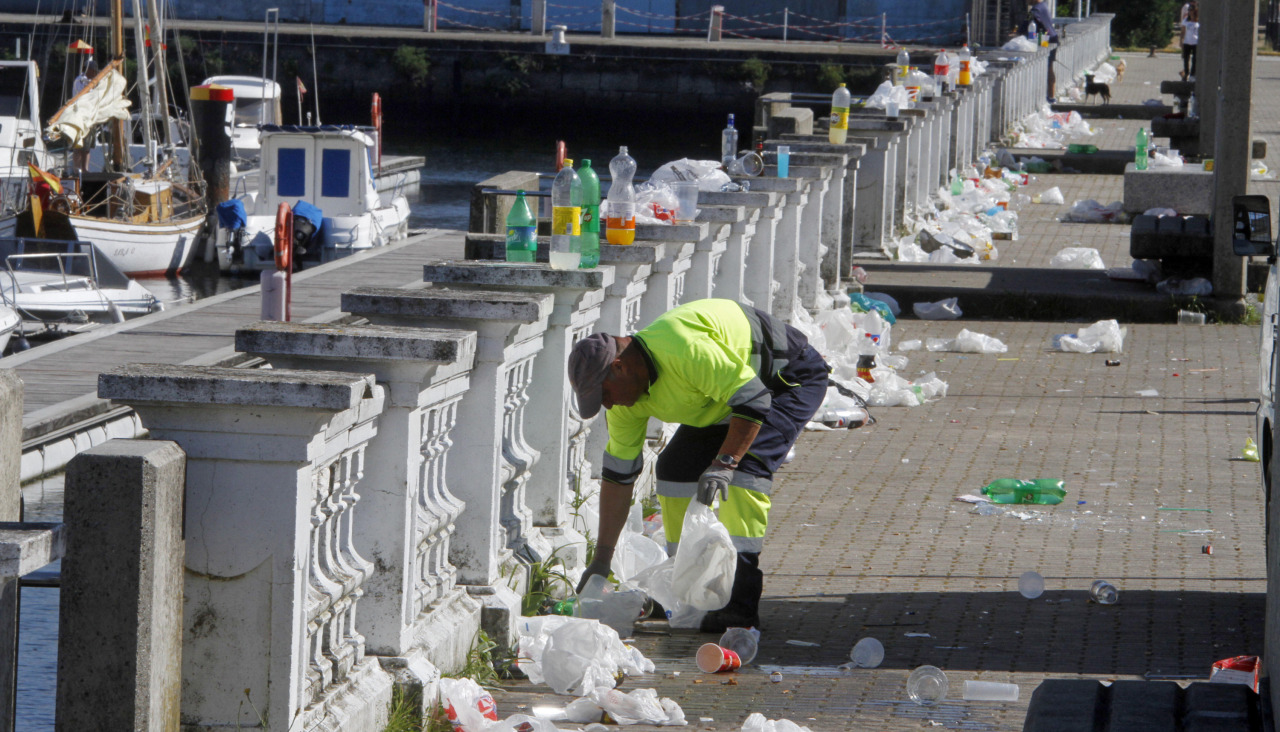 Restos del botellón en la zona Tir tras la Festa da Aguga