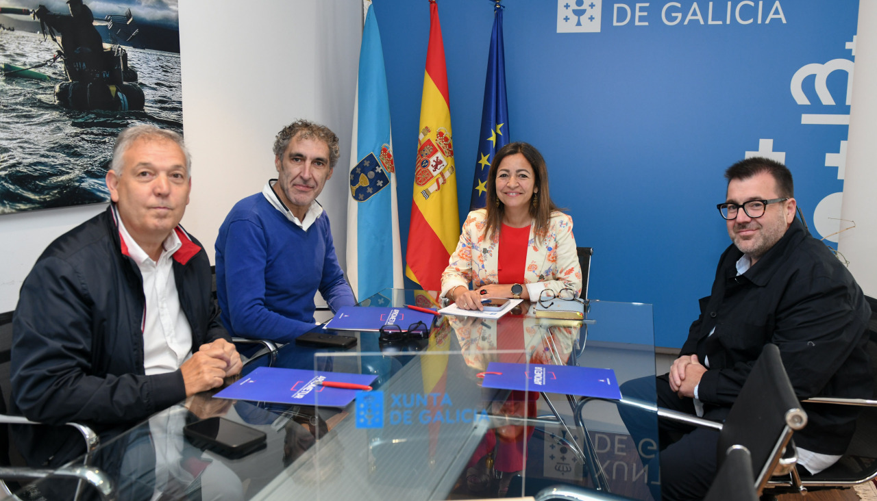 La conselleira do Mar, Marta Villaverde, con representantes de Aprometur