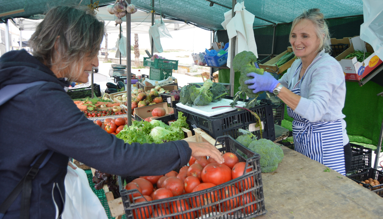 Ocho de los 40 vendedores ambulantes que se interesaron por tener un puesto en el mercadillo aguiñense son del sector alimenticio