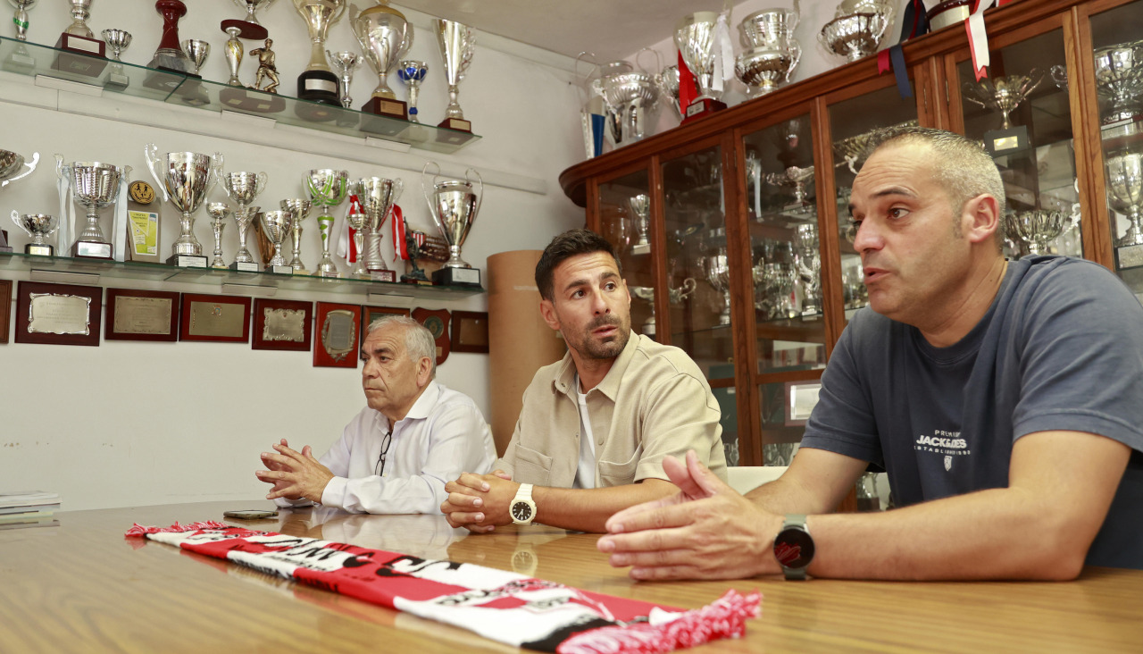 David López, Perú, y Gonza Fernández trabajan en la sombra en la confección de la plantilla del Arosa