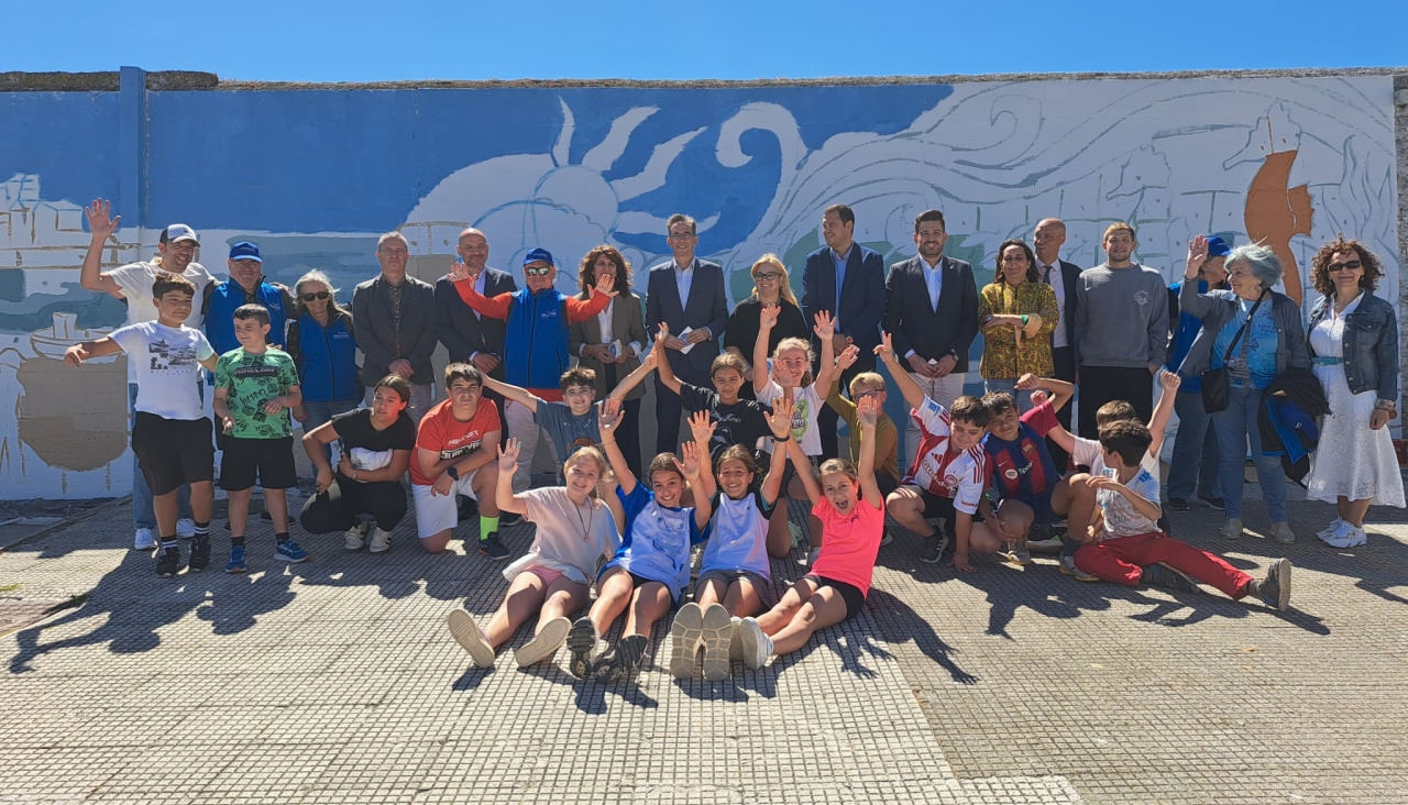 Participantes en la iniciativa 'O mar empeza aquí' en Portonovo