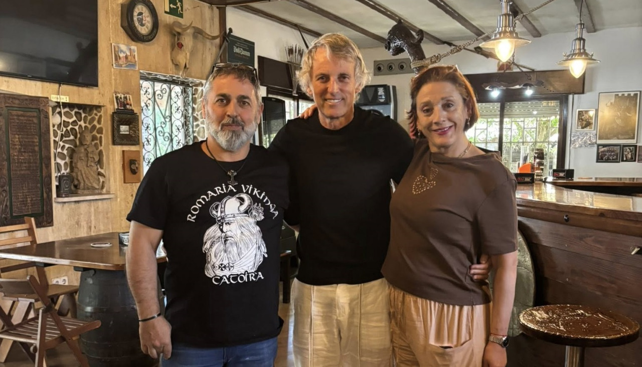 Jesús Calleja con los propietarios del bar 'O Galeón Vikingo'