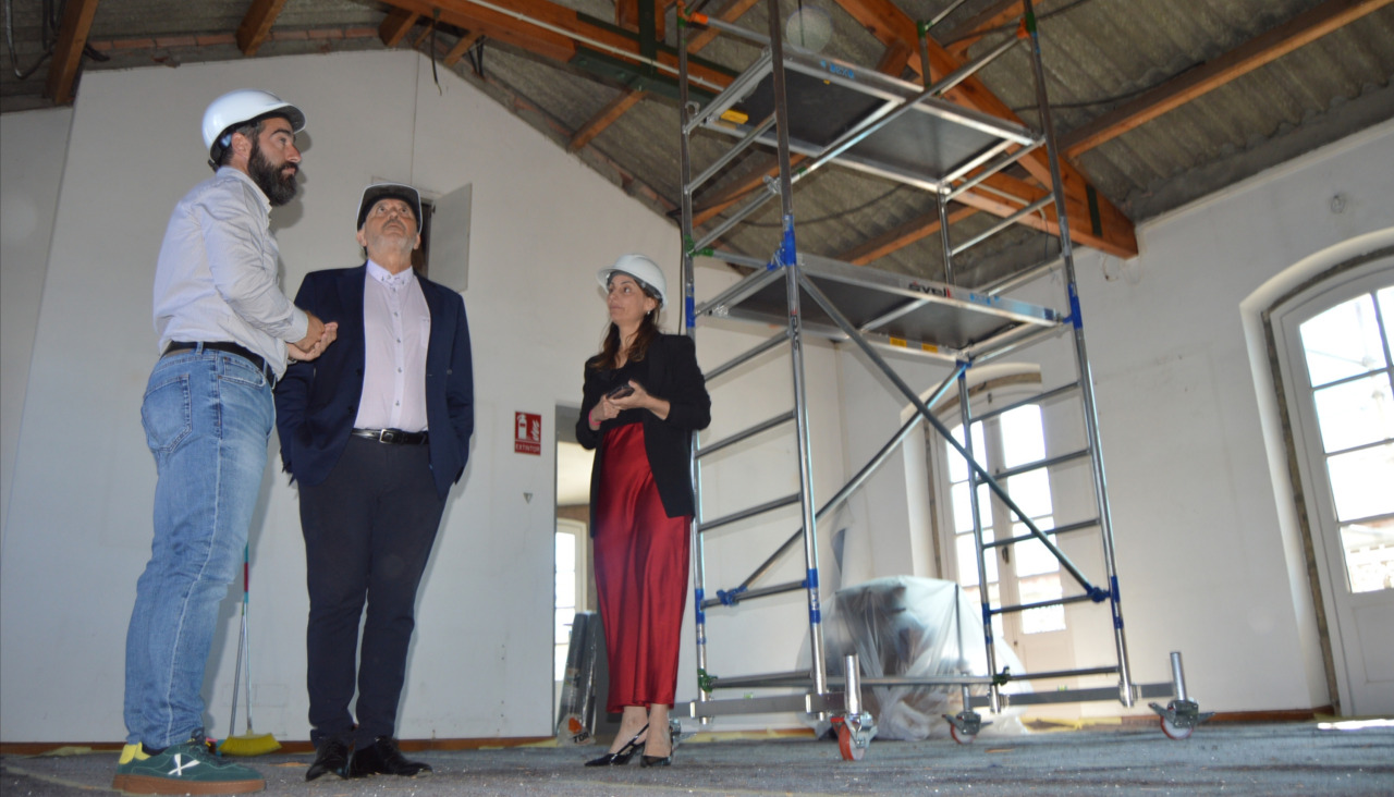 El alcalde de Rianxo, Julián Bustelo, hizo de anfitrión en la visita del presidente y la gerente de Barbanza Arousa, José Carlos Viudal y Fátima Cachafeiro, respectivamente, al Museo do Mar