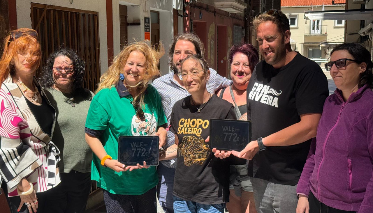 Gloria Abalo y Jesús Silva, en representación de dos de las entidades benéficas recogen el importe del donativo recibido en un acto simbólico en la Rúa do Sal