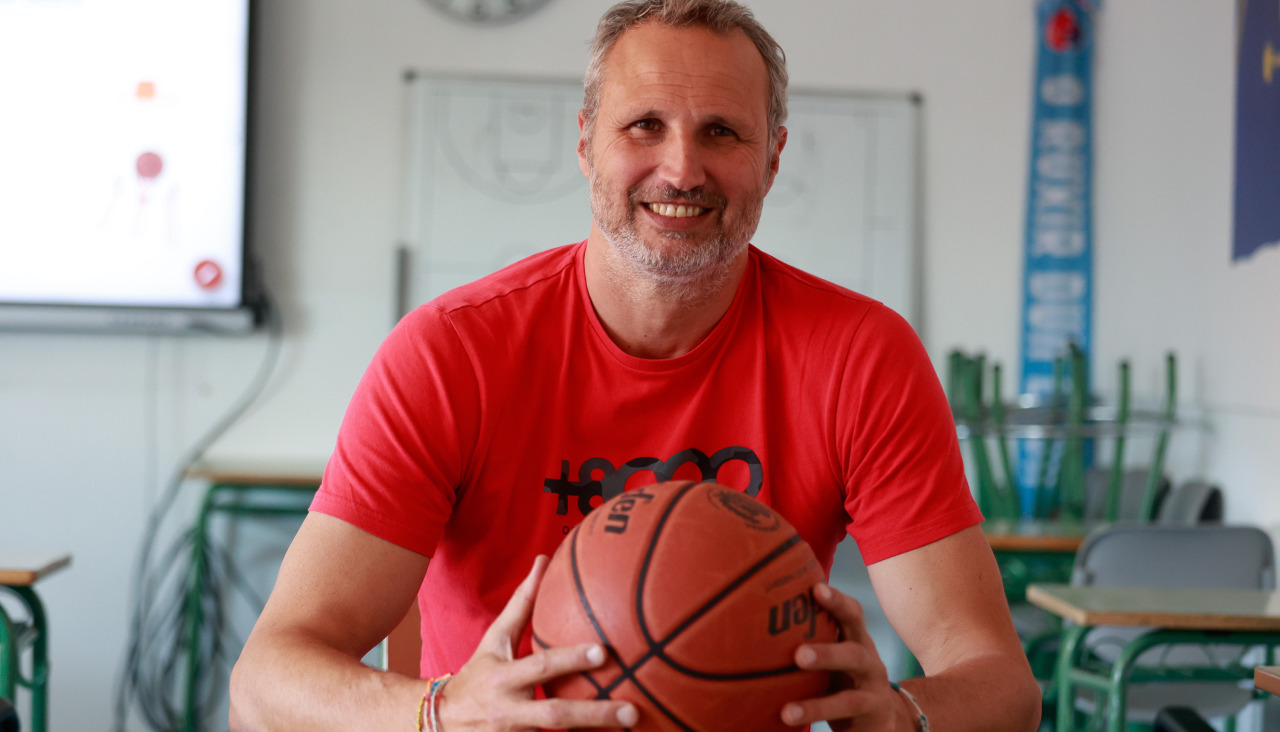 Iván Villar posa en el CIPF Fontecarmoa, donde imparte clase y coordina el ciclo de baloncesto desde hace casi dos décadas