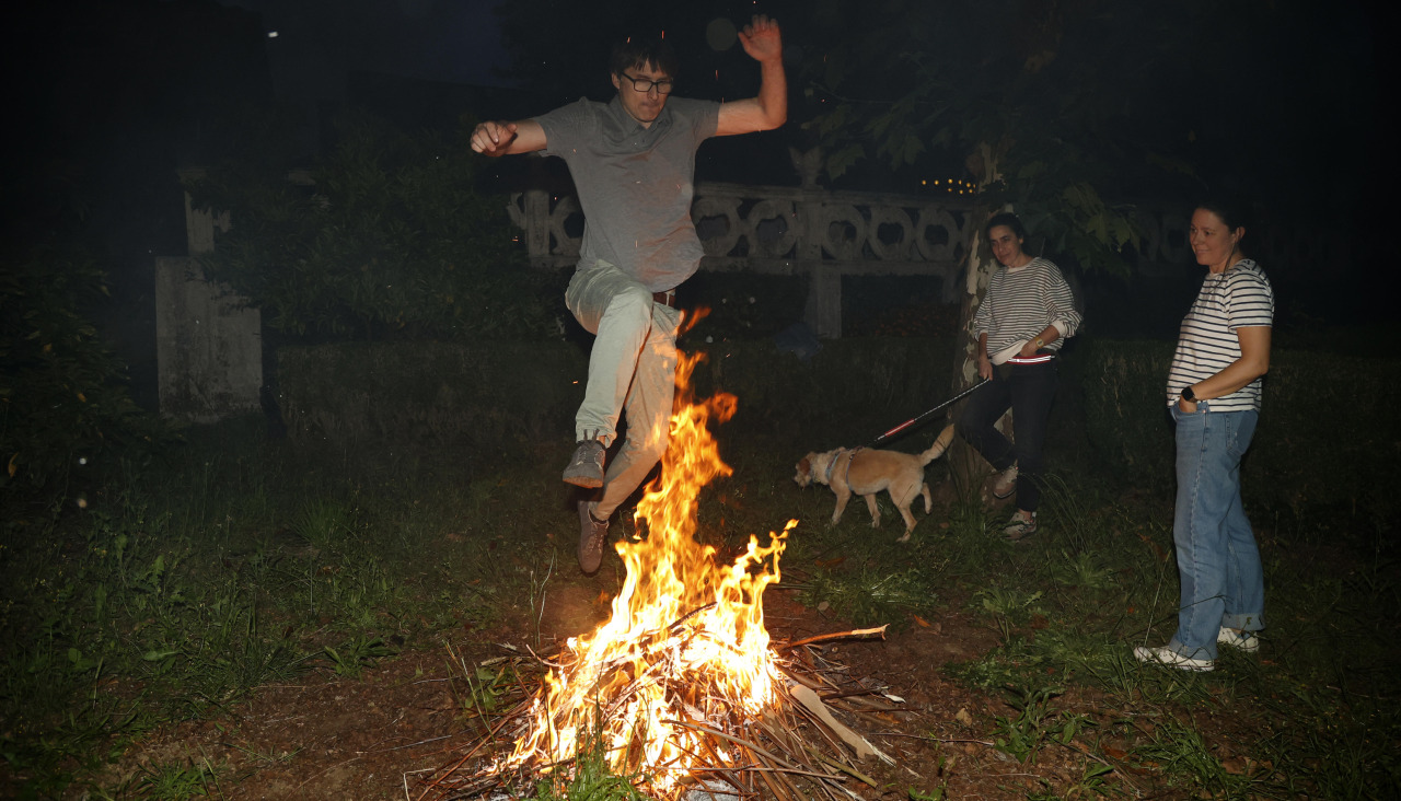 Jóvenes disfrutando de la noche de San Xoán