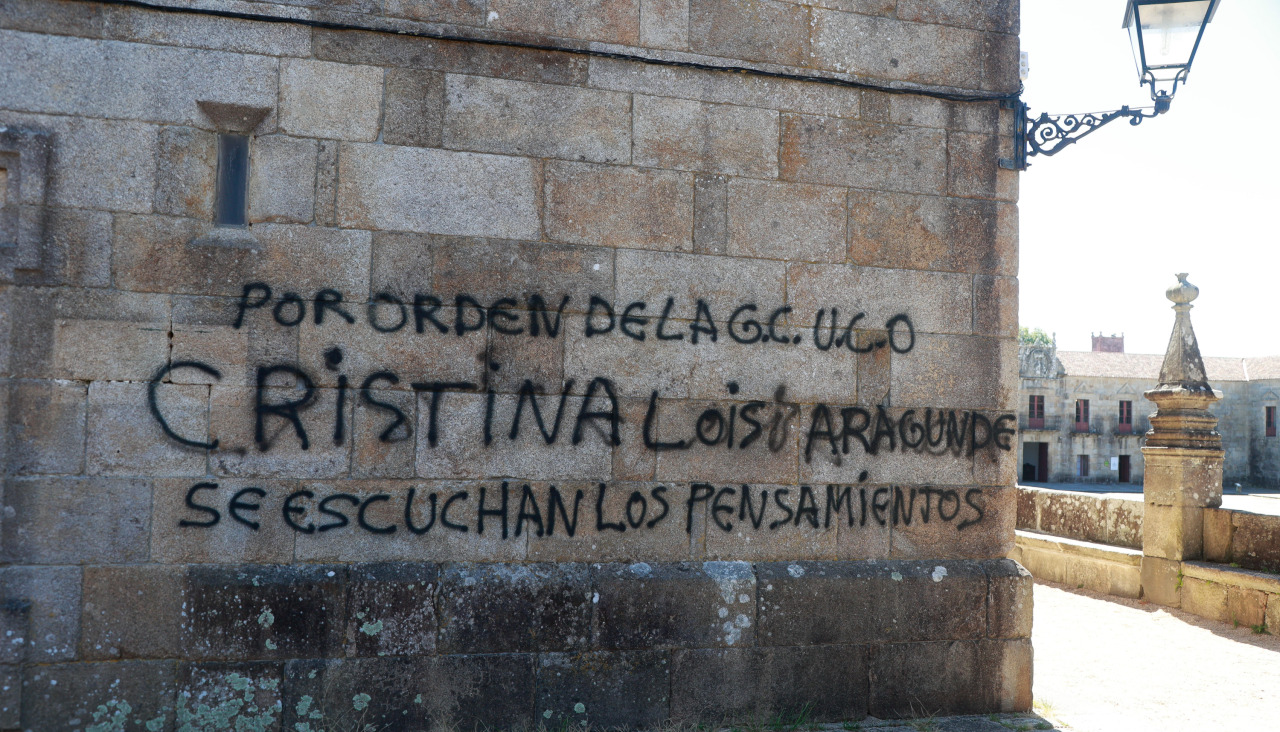 La pintada afea la fachada principal de la iglesia, declarada BIC