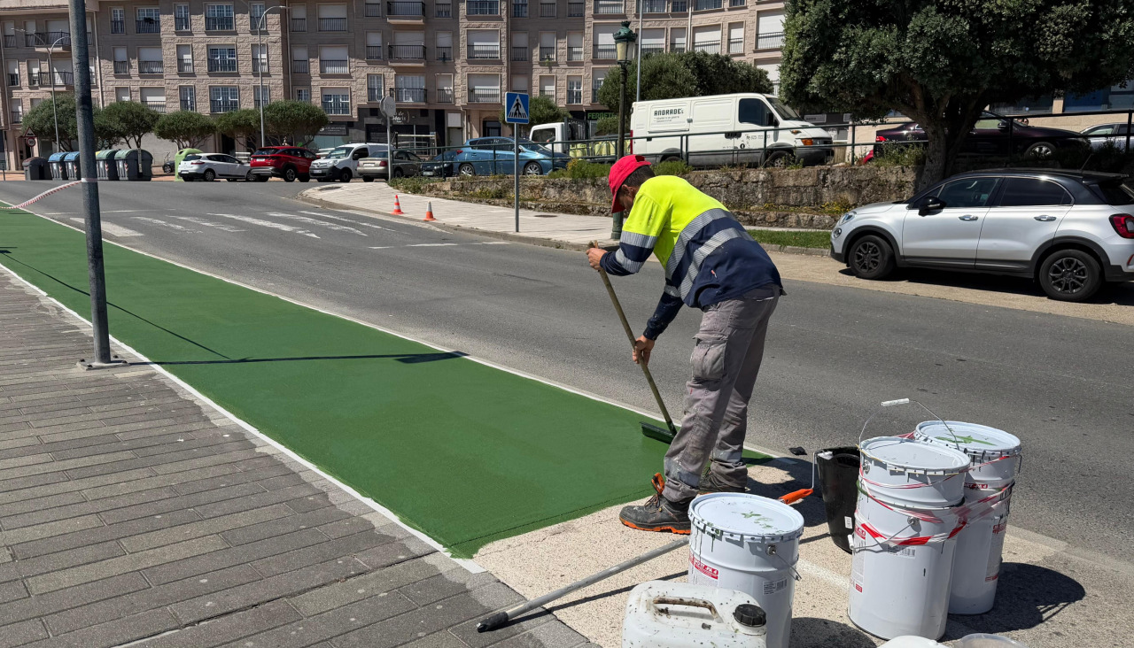 Operarios municipales realizando las labores de pintado