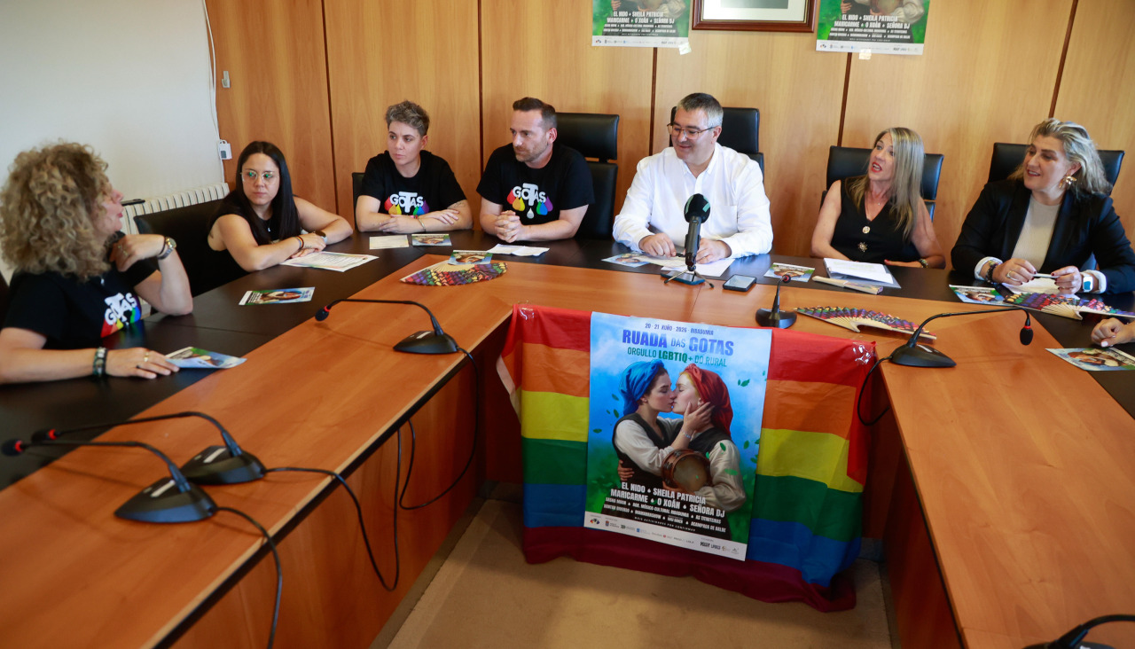 Autoridades y representantes de la asociación Gotas durante la presentacón