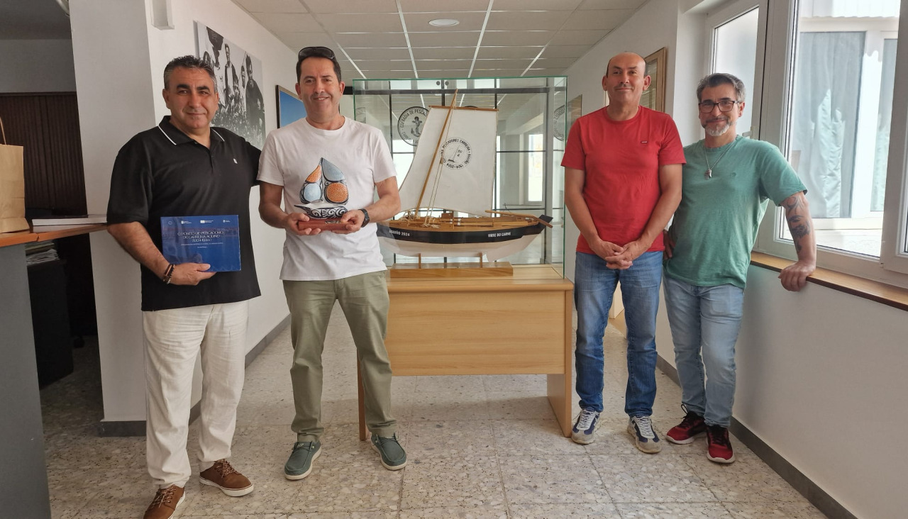 Miembros de la cofradía junto al homenajeado, Miguel Ángel Abraldes