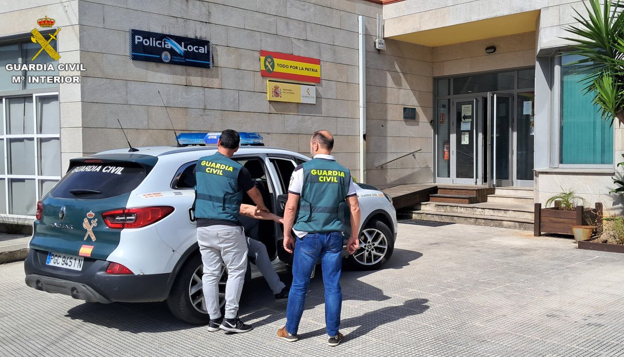El presunto autor, tras ser detenido por las pintadas vandálicas