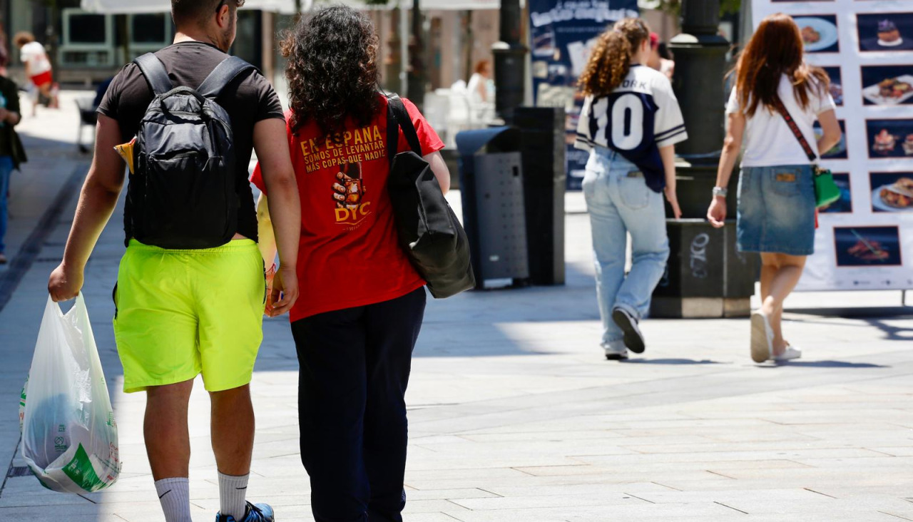 Gente paseando por Vilagarcía
