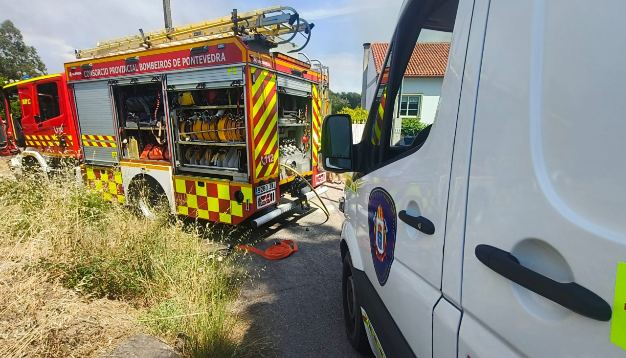 Efectivos que actuaron en la extinción del incendio en el garaje de una vivienda en Corbillón, Cambados