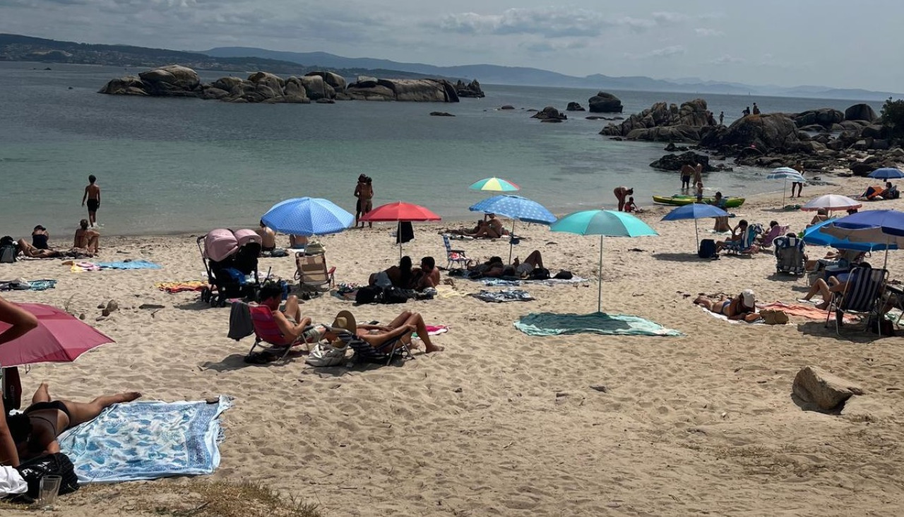 Vecinos y visitantes disfrutando de un día de playa en O Grove