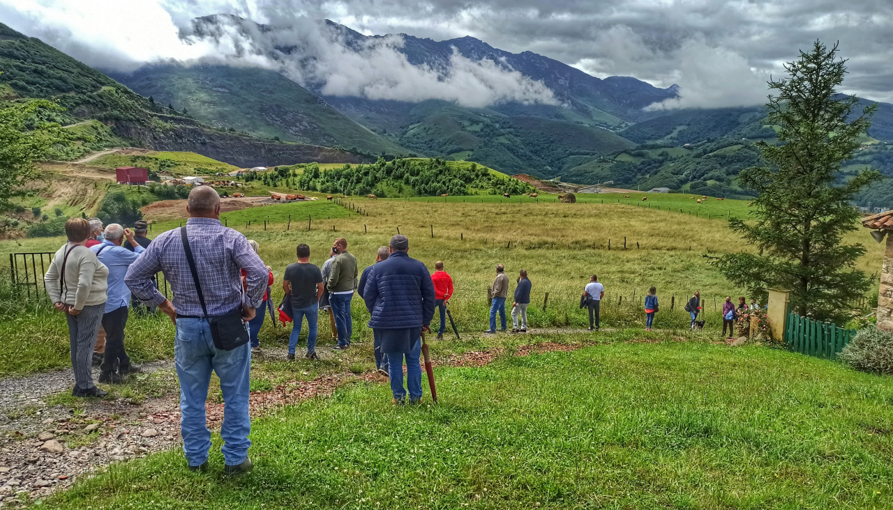 Miembros de la asociación viendo la zona de la mina