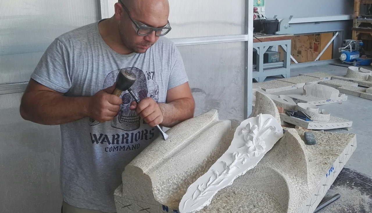 César Alberto Iglesias trabajando en la piedra