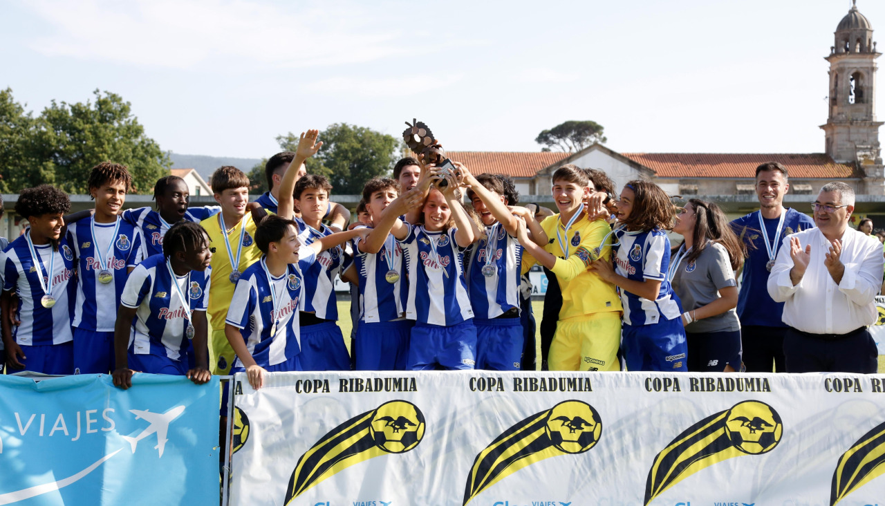 Los infantiles del Porto levanta el trofeo que los acredita como campeones de la Copa Ribadumia Clae Viajes