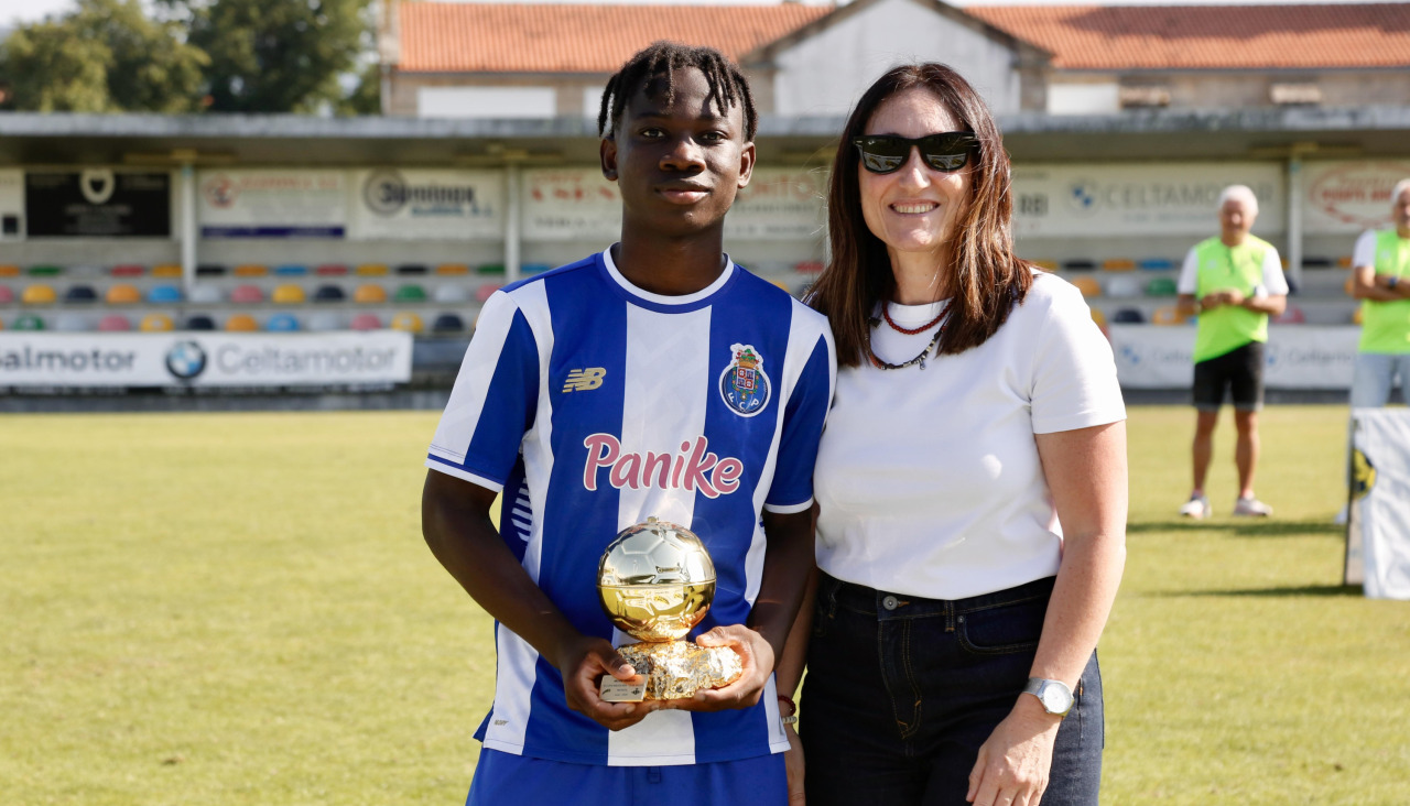 Izequiel Daniel de Lemos, del Porto, recibió el trofeo de mejor jugador de manos de Raquel Núñez