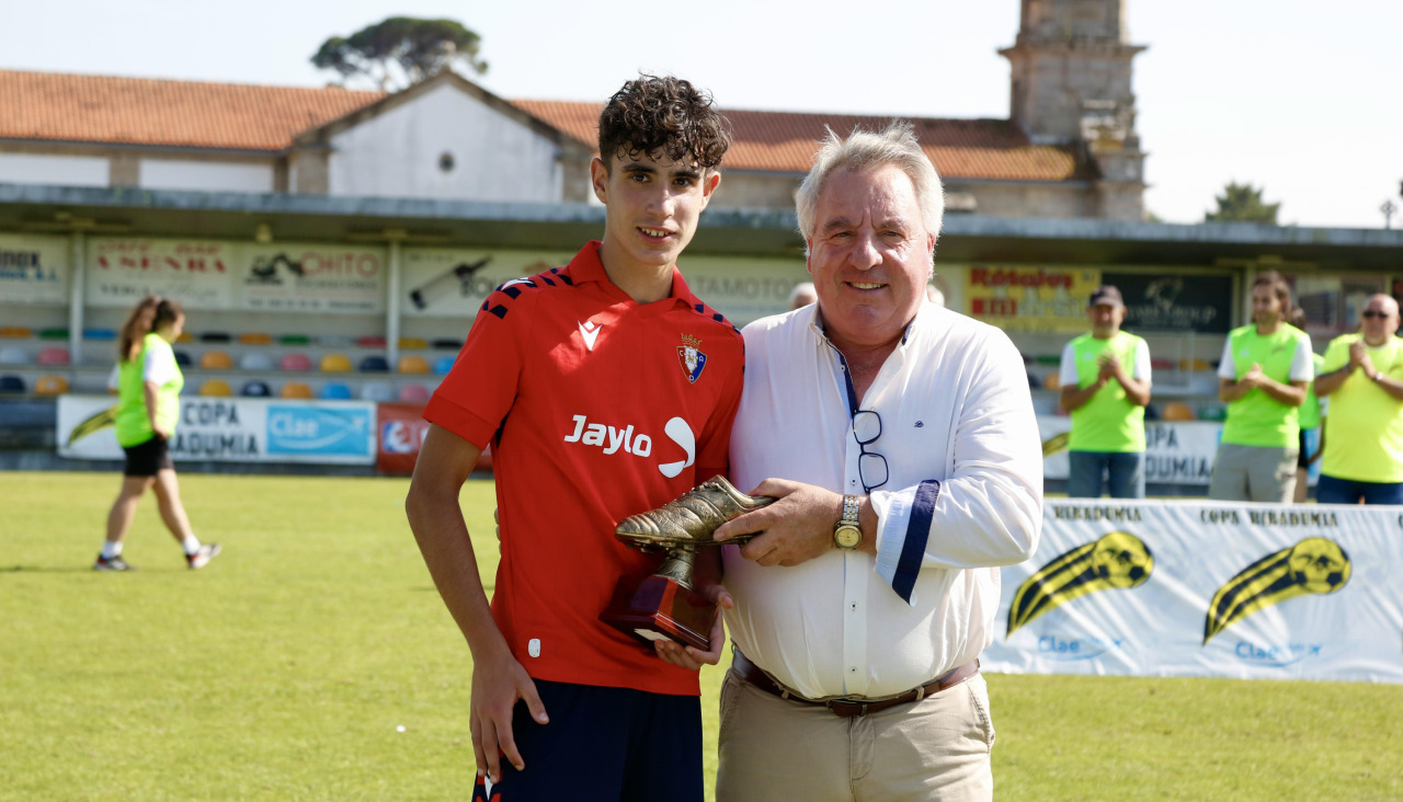 Isidoro Serantes, representante de Bodegas Bouza do Rey, entrega el trofeo de máximo goleador al delantero del Osasuna Joel Fernández