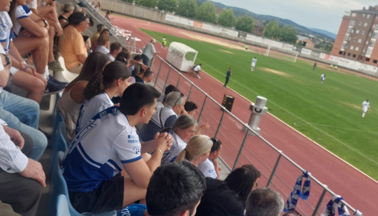 Aficionados del Portonovo en el campo de A Pinguela, entre ellos Fran Rico