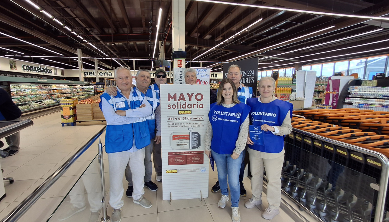 Voluntarios del Banco de Alimentos de O Salnés en un supermercado en Vilanova
