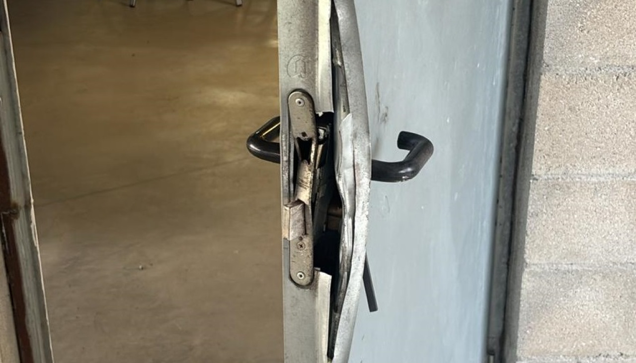 Los ladrones entraron la noche del viernes al sábado, forzando una puerta que da acceso a la grada