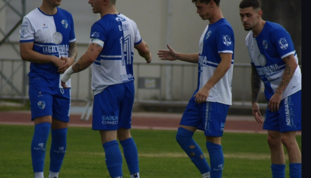 Los jugadores del Portonovo durante el partido del domingo en Monforte