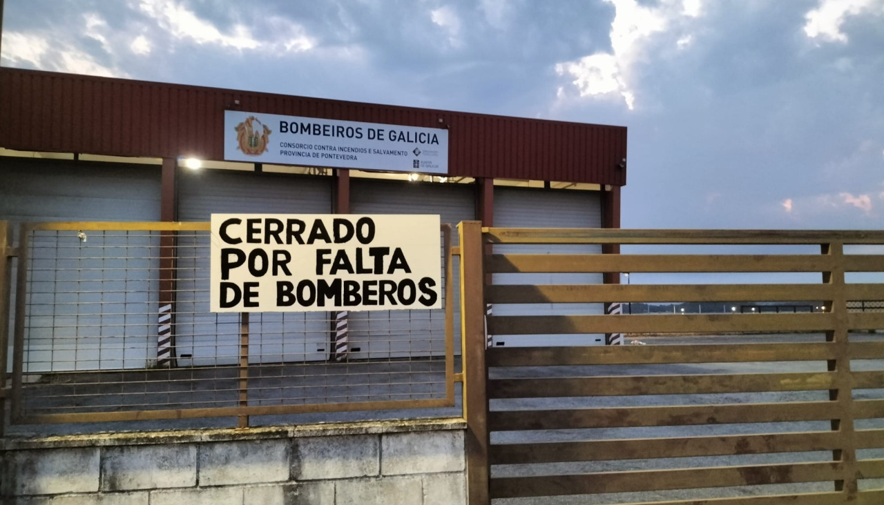 Cartel de cerrado por falta de bomberos