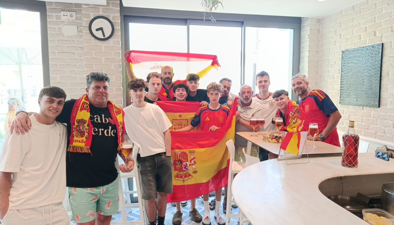 Tinaia, rodeado de amigos disfrutando del partido en la gran sorpresa del Mundial hasta la fecha