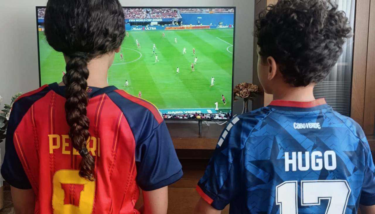 Los hijos del exfutbolista del Real Madrid B viendo el partido esta tarde
