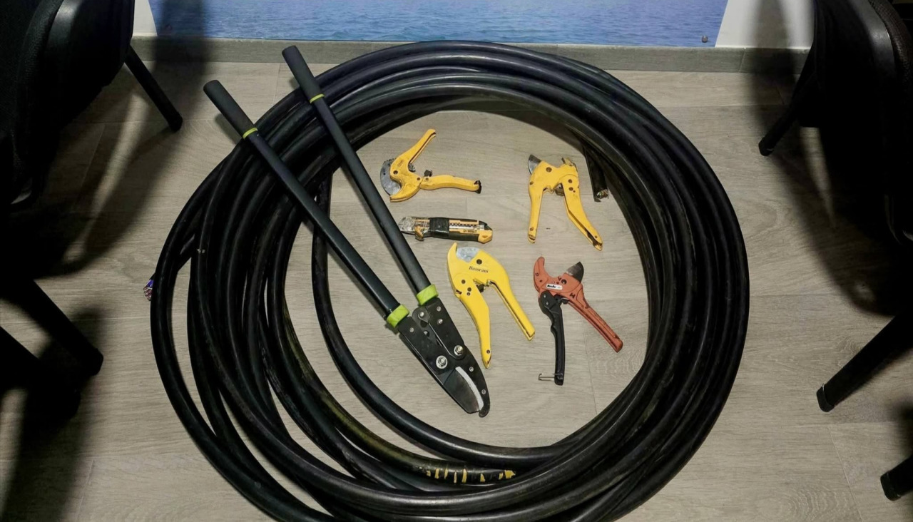 Los agentes municipales investigaron a los tres ocupantes de un vehículo por un delito contra el patrimonio, tras localizarse en su maletero un rollo de más de 50 kilos de manguera de cable telefónico