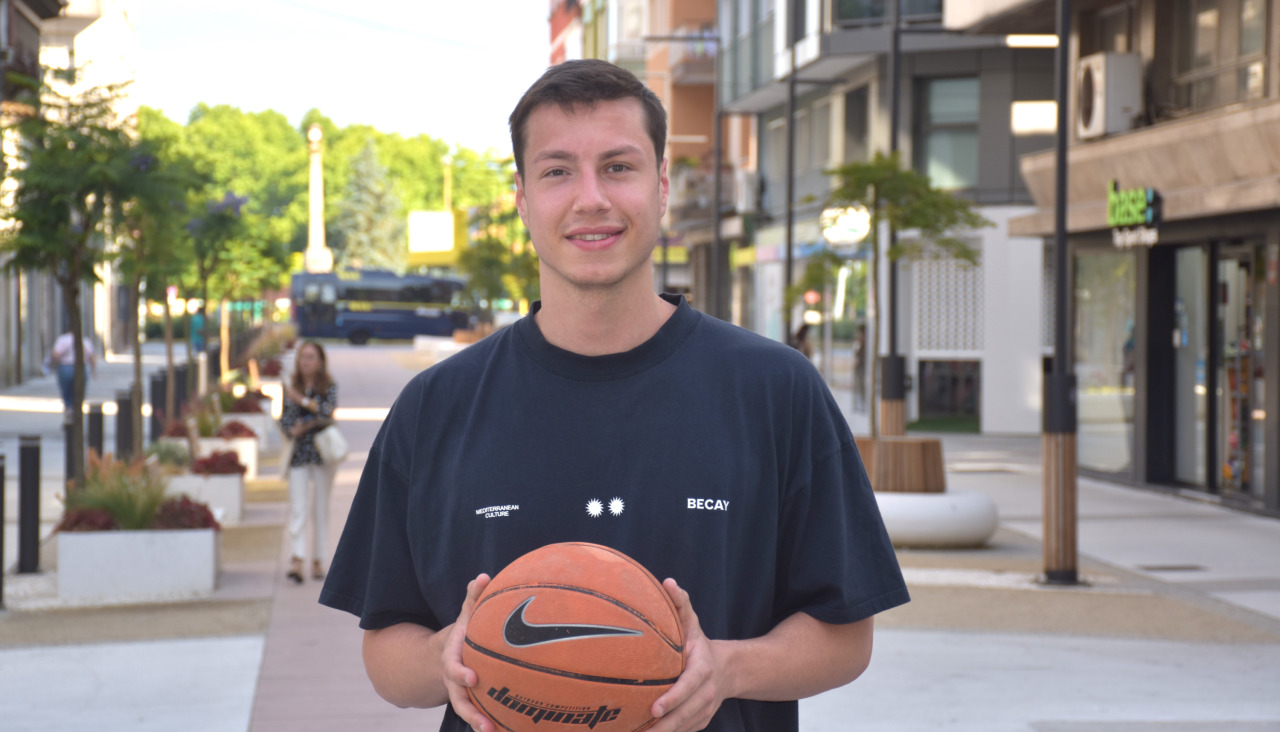 Martin Fernández Carballo cumplirá su tercera temporada en Primera FEB, segunda máxima categoría del baloncesto español, en las filas del COB