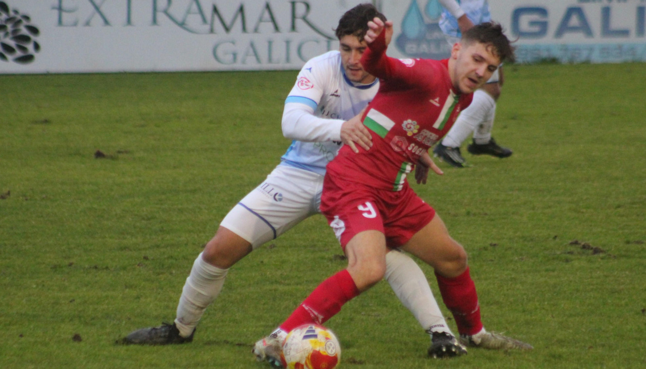 Juan Cambón, durante el partido de esta temporada en Barraña, donde marcó en la victoria por 0-3 del Somozas