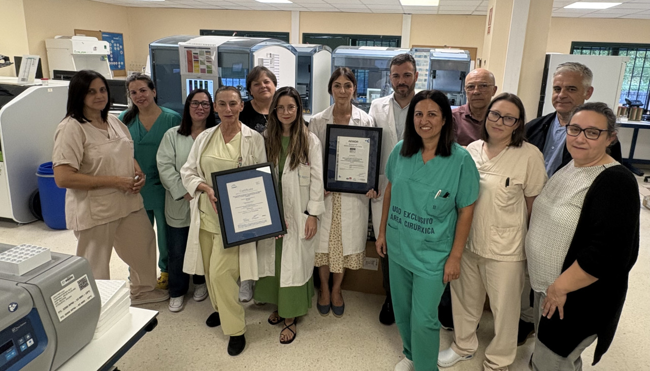 Una gran parte de la plantilla del laboratorio de análisis clínicos del hospital comarcal barbanzano muestra los certificados de calidad