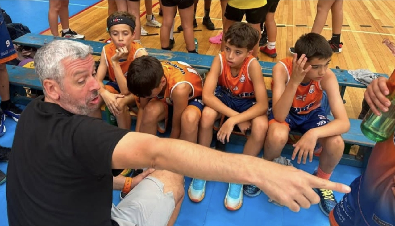 Juan Espiñeira da indicaciones al equipo mini masculino del CLB durante el torneo