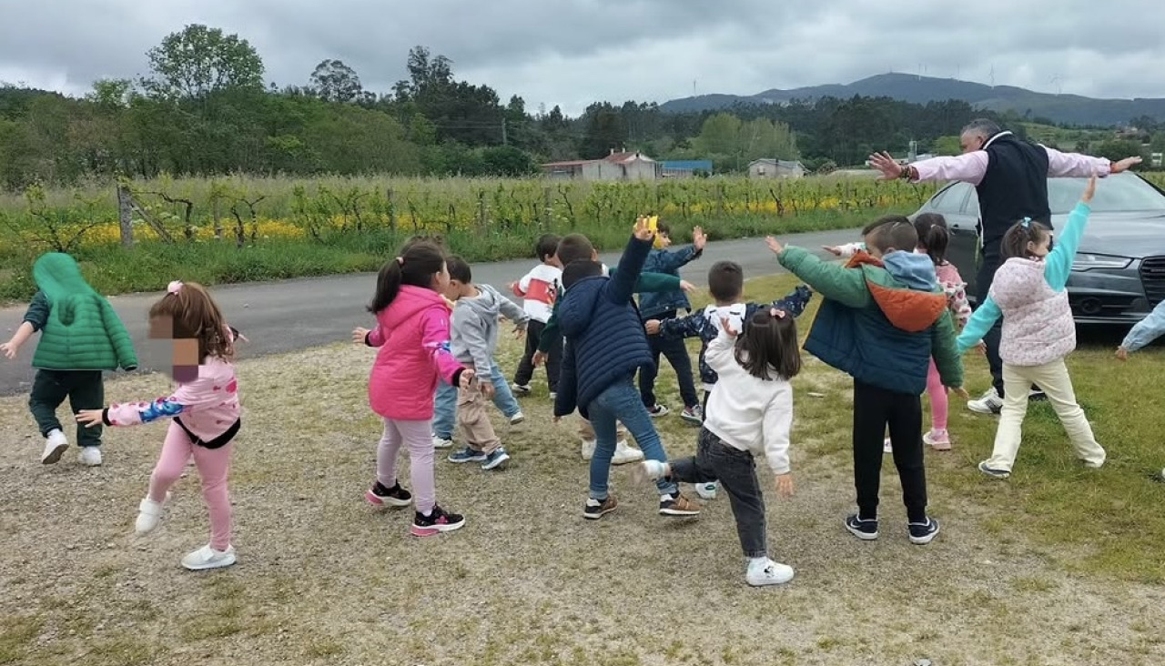 Alumnado de las escuelas de Lantaño y Romai, en Portas