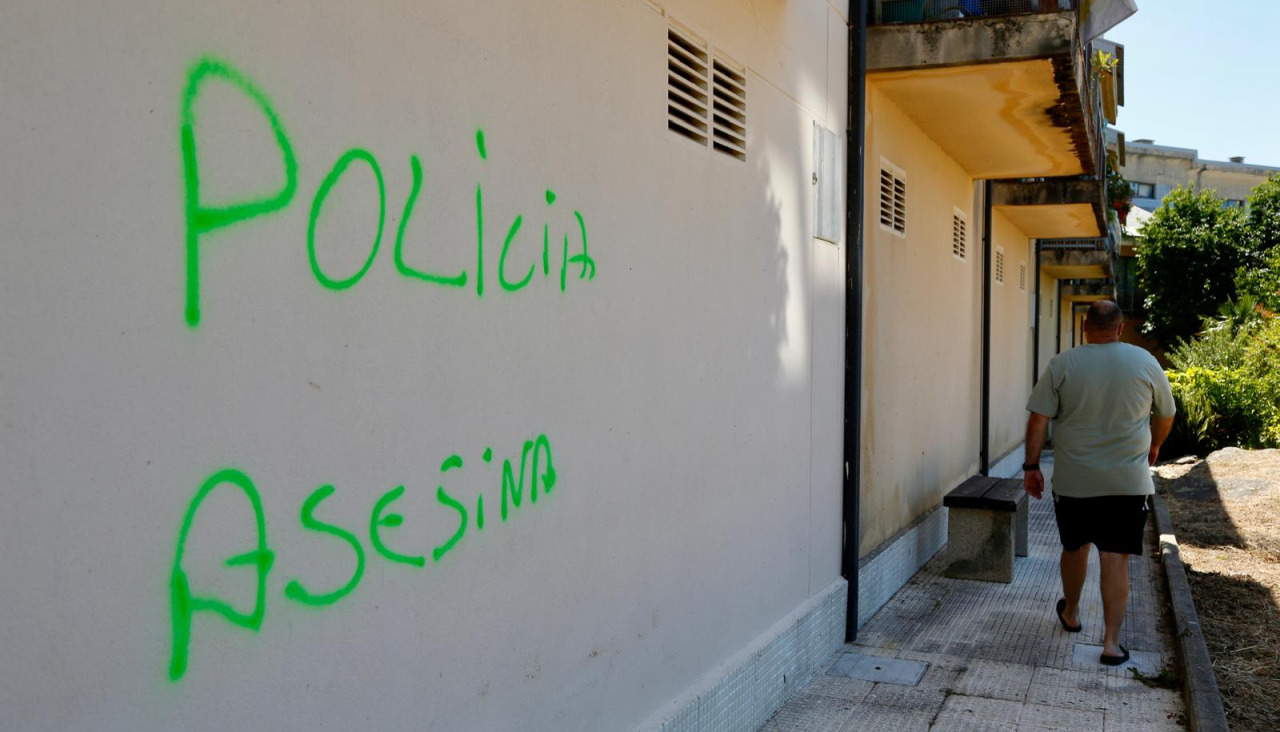 El barrio cambadés donde se produjo el registro con resultado mortal por herida de bala amaneció ayer con pintadas contra la Policía Nacional, en medio de un gran silencio institucional