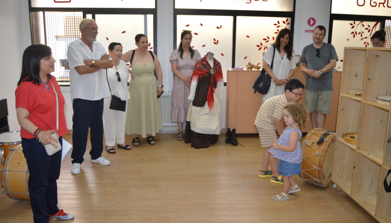 El acto inaugural contó con la asistencia del artista Antonio Pérez, que cedió una de sus obras para la muestra, así como familias y alumnos del colegio, entre otros