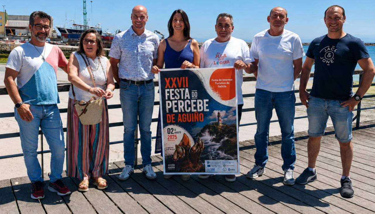 María Sampedro y José Antonio Santamaría sujetaron el cartel anunciador de la XXVII Festa do Percebe de Aguiño que se dio a conocer ayer