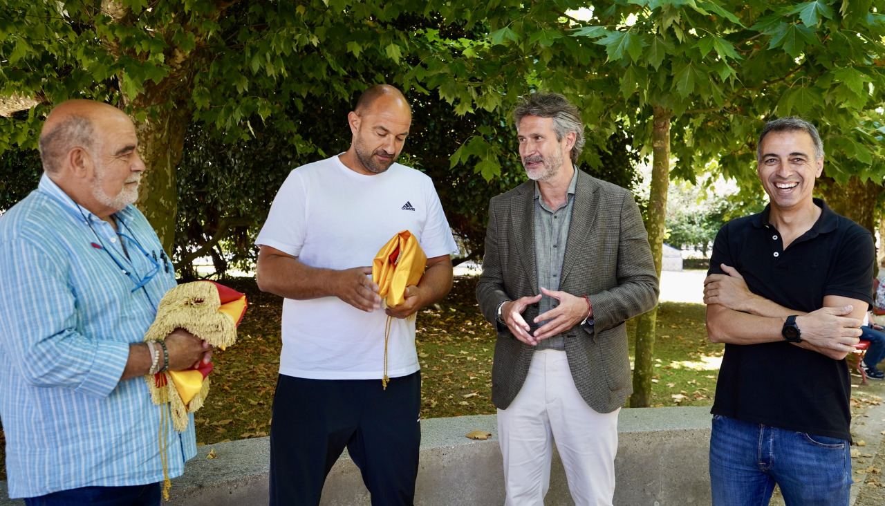 Gelo Tarrío y Alberto Varela charlan antes de la presentación del importante evento náutico