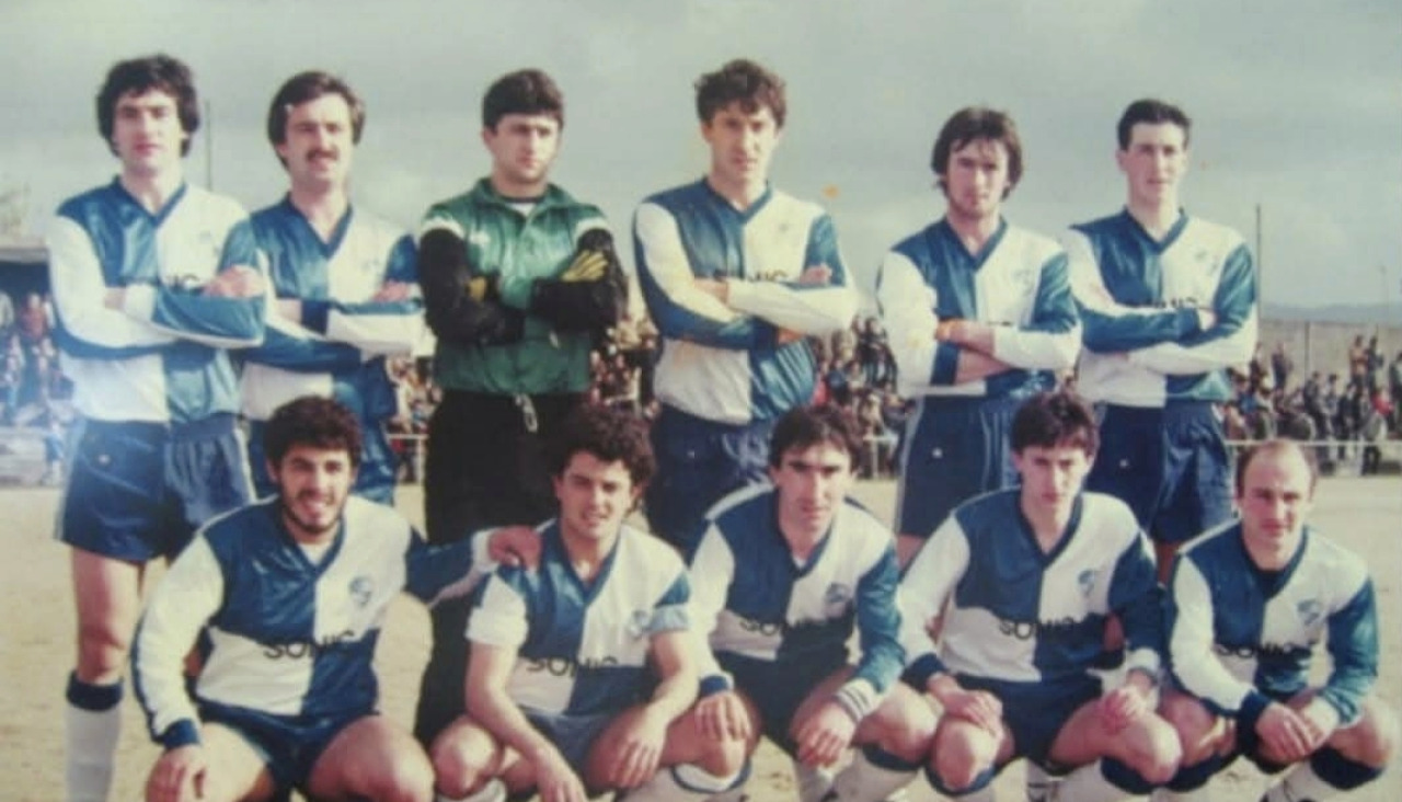 Julio Alarcón, el primero por abajo a la derecha, en una de las formaciones del Portonovo de hace cuarenta años, que logró el primer ascenso a Tercera y jugó la Copa del Rey ante el Deportivo
