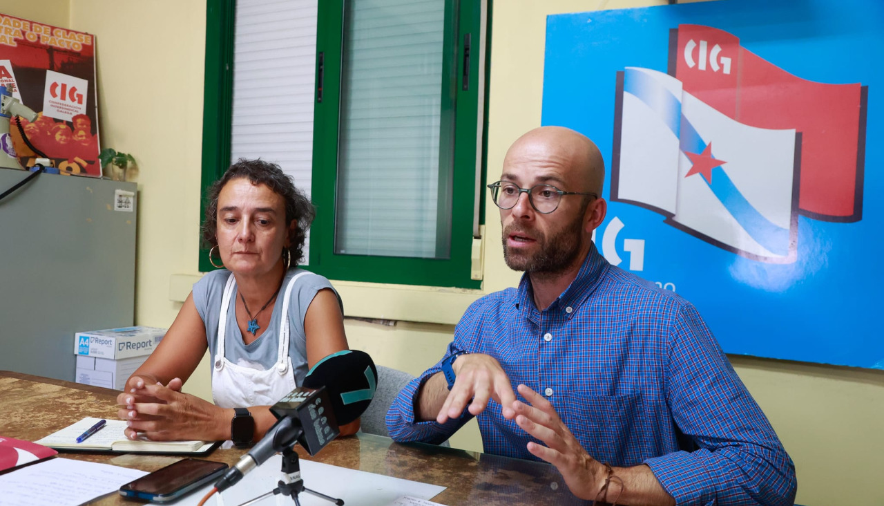 Diego Rosal, representante de los trabajadores, y Marta Ferreiro, de la CIG, en la rueda de prensa