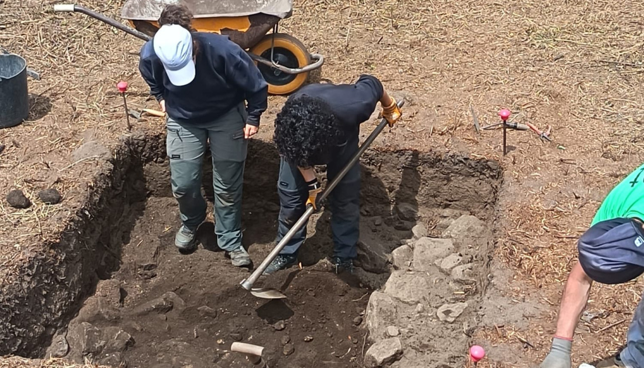 El grupo de Estudios de Arqueología, Antigüedad y Territorio (GEAAT) durante las labores en Punta Cantodorxo