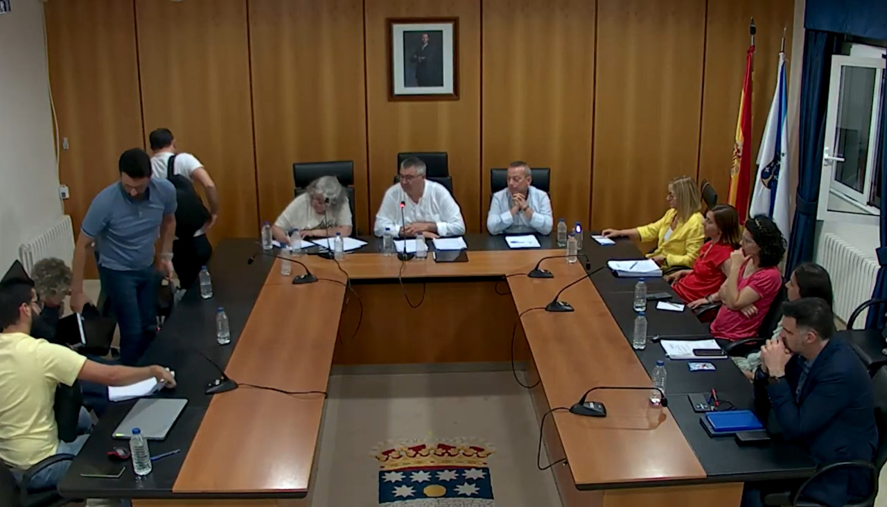 Momento en que los socialistas abandonan la sesión, tras ser expulsado Soutelo, al final del Pleno