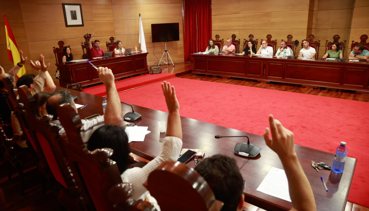 Una enmienda para retirar los cambios en el cuadro de Personal posibilitó el voto a favor de Abal